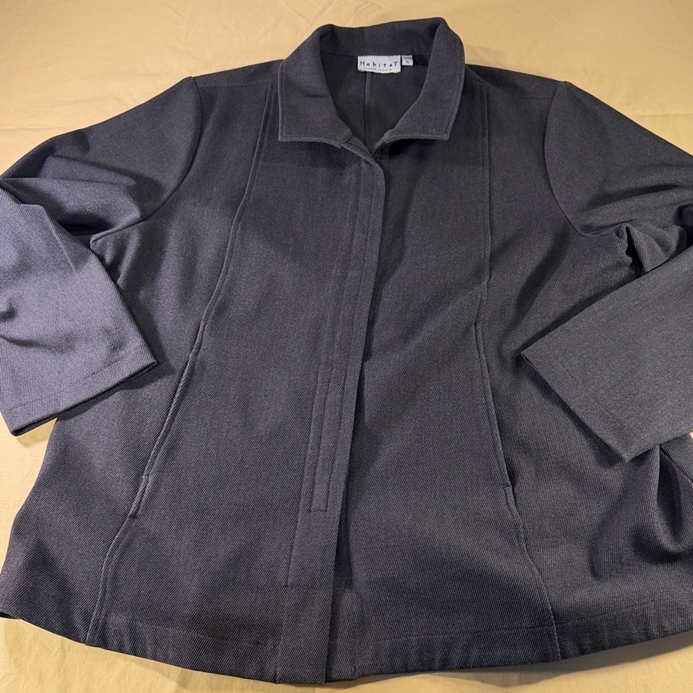Women’s gray coat the brand is Habitat The size is extra large snap front.